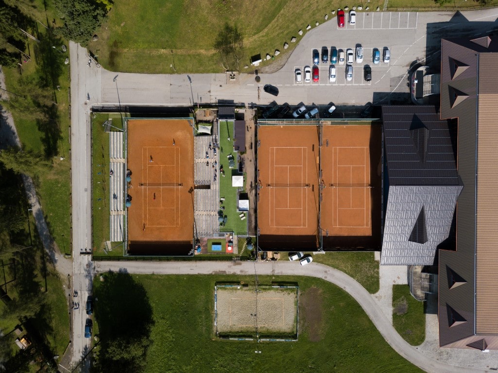 Vista aerea dei campi da tennis del Tennis Club Pinzolo con le Dolomiti di Brenta